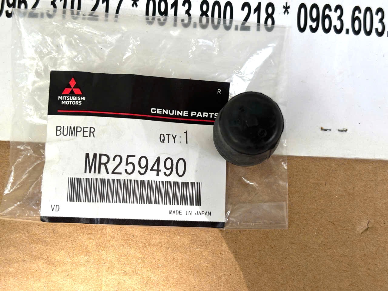 Cao su giảm chấn capo lắp trên capo Mitsubishi Destinator DST MR259490
