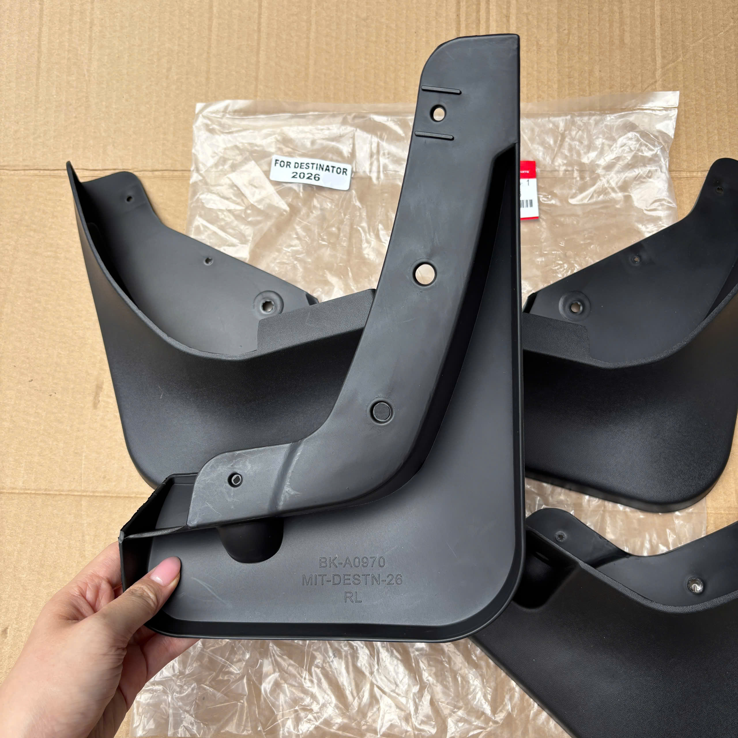 Chắn bùn bánh Mitsubishi Destinator DST