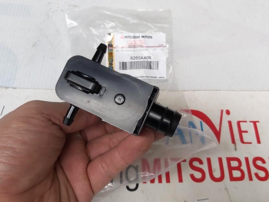 Mô tơ bơm nước rửa kính chắn gió Mitsubishi Destinator DST 8260A409