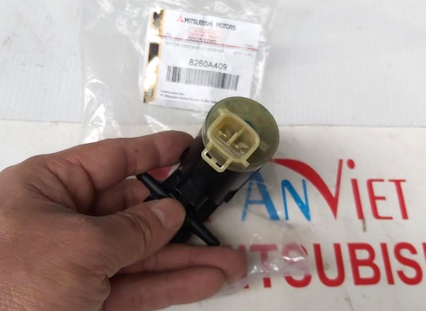 Mô tơ bơm nước rửa kính chắn gió Mitsubishi Destinator DST 8260A409
