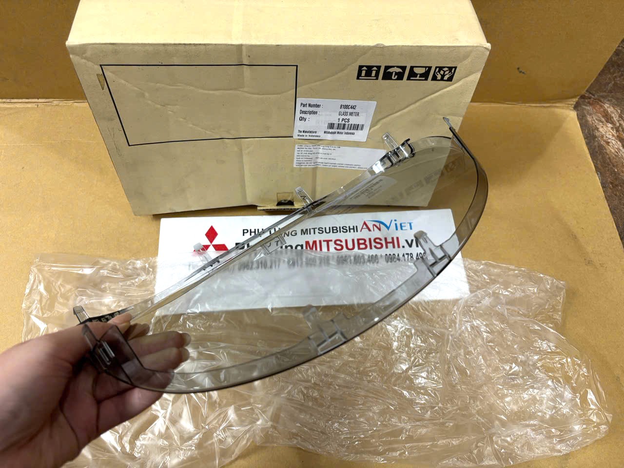 Mặt kính đồng hồ công tơ mét xe Mitsubishi Destinator DST 8100C442