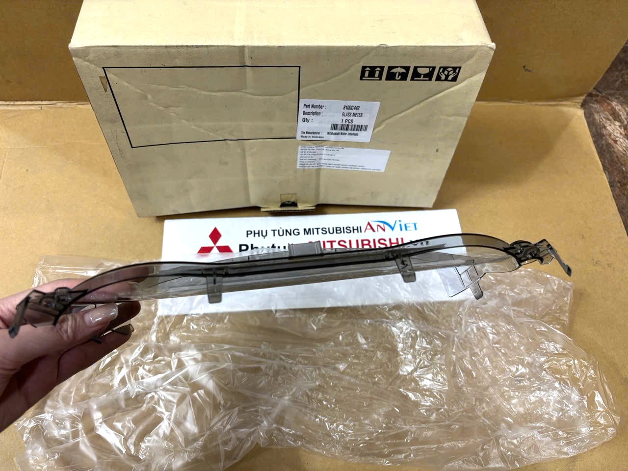 Mặt kính đồng hồ công tơ mét xe Mitsubishi Destinator DST 8100C442