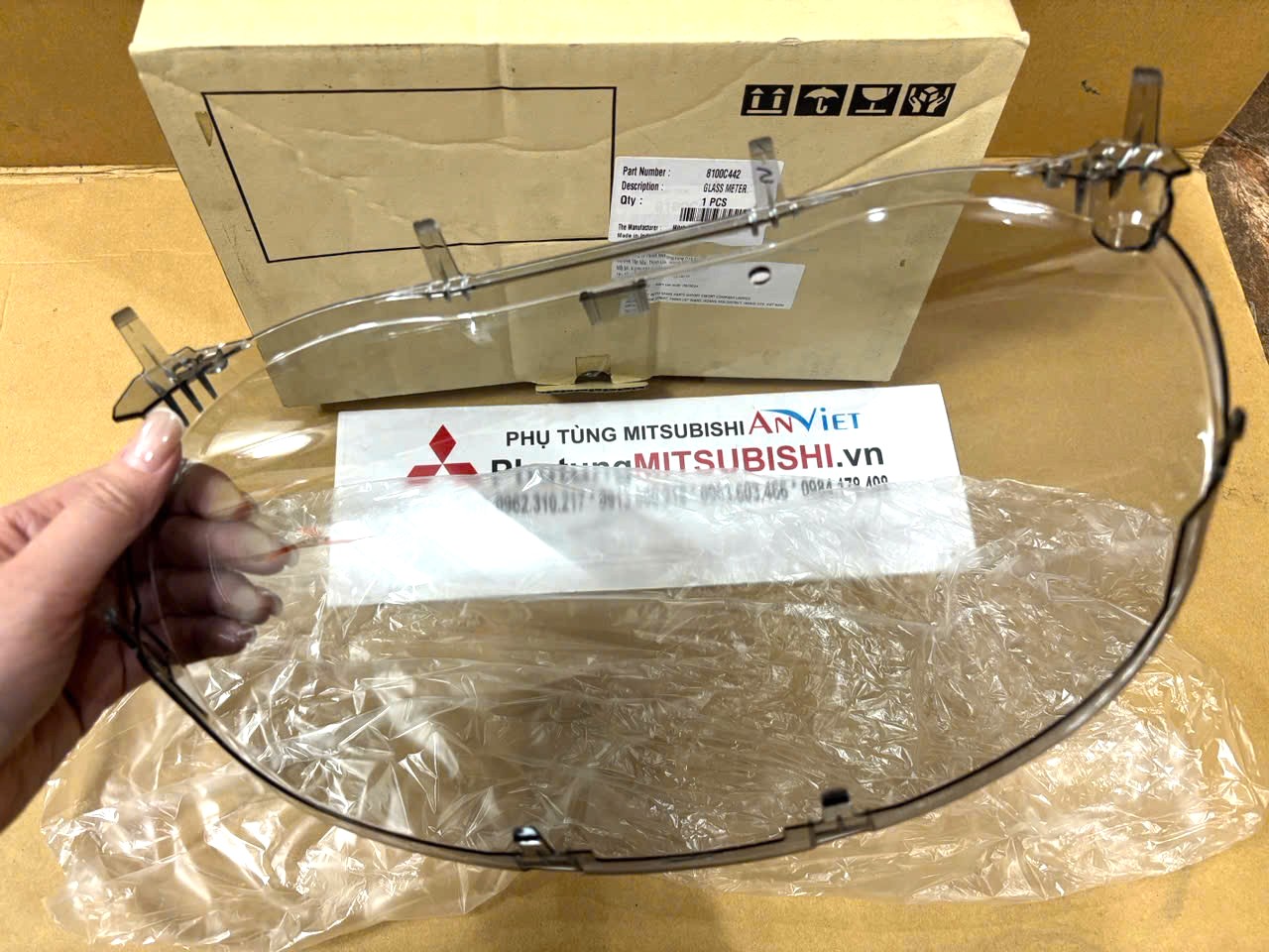 Mặt kính đồng hồ công tơ mét xe Mitsubishi Destinator DST 8100C442