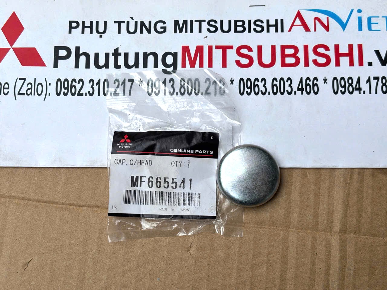 N&uacute;t bịt th&eacute;p tr&ograve;n tr&ecirc;n lốc m&aacute;y xe Mitsubishi Destinator DST