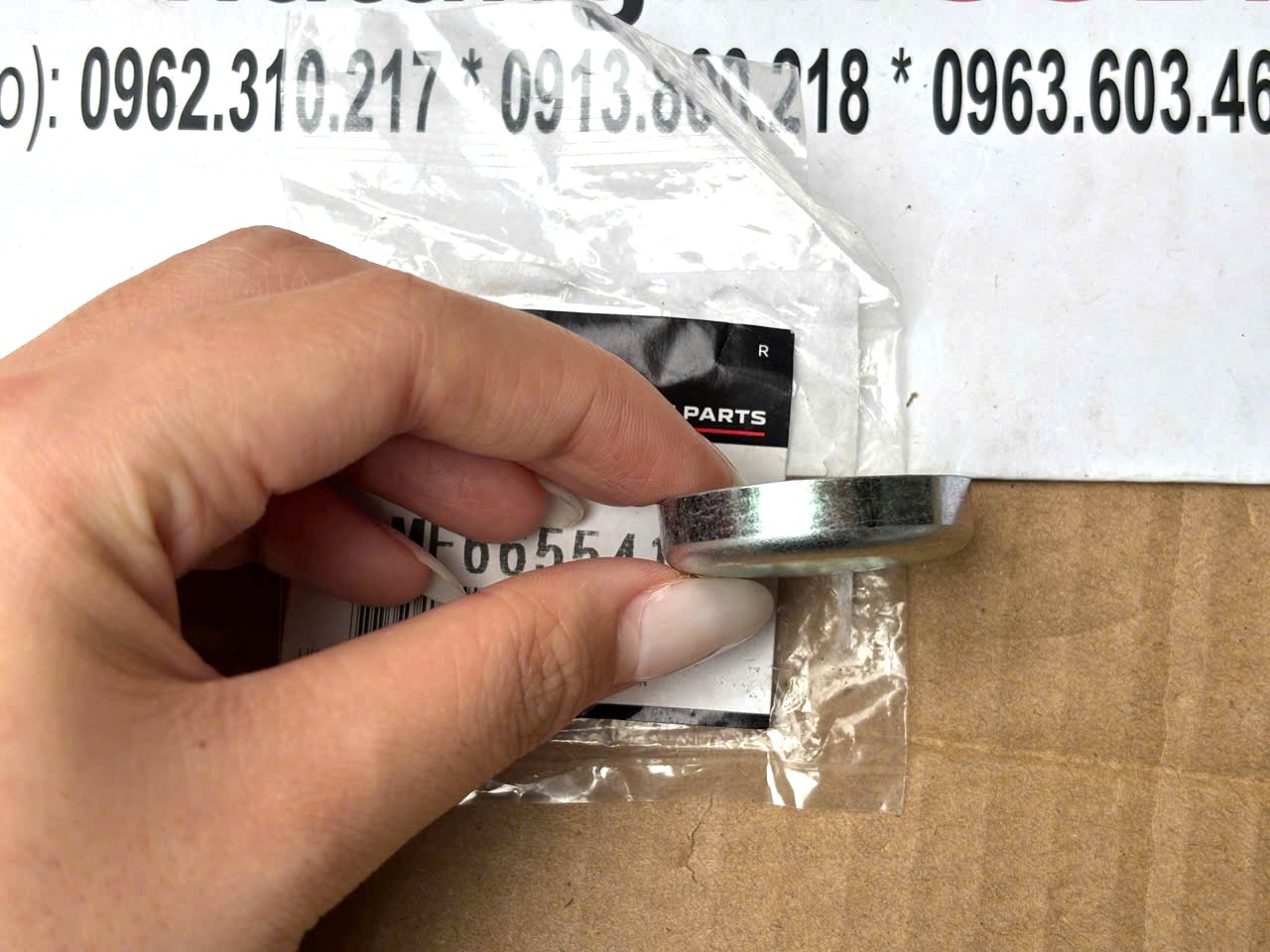 Nút bịt thép tròn trên lốc máy xe Mitsubishi Destinator DST MF665541