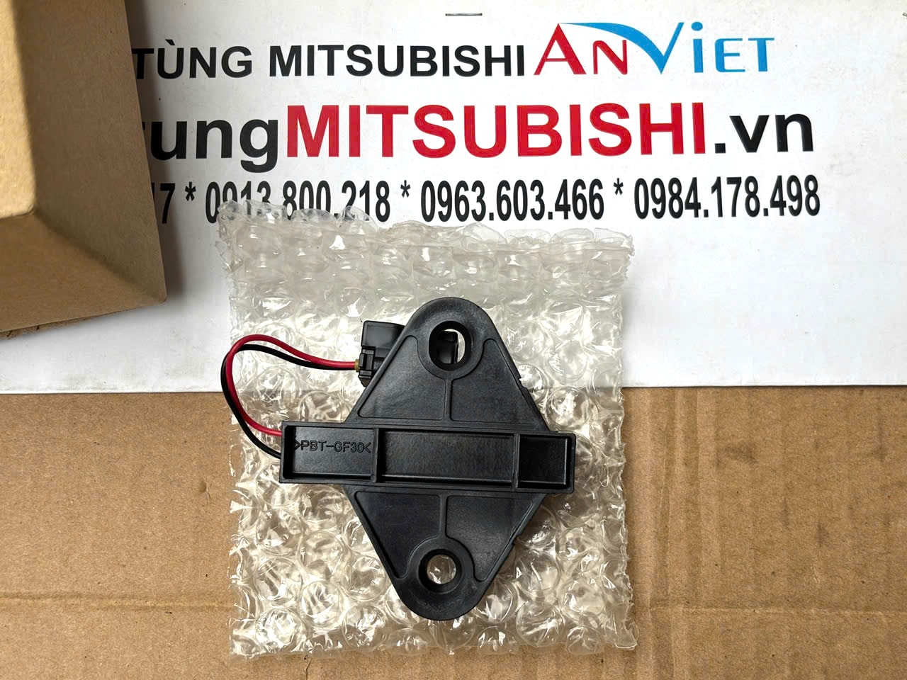 Ăng ten nhận t&iacute;n hiệu ch&igrave;a kh&oacute;a trong xe chỗ h&ocirc;ng sau Mitsubishi XForce 285E9B000P
