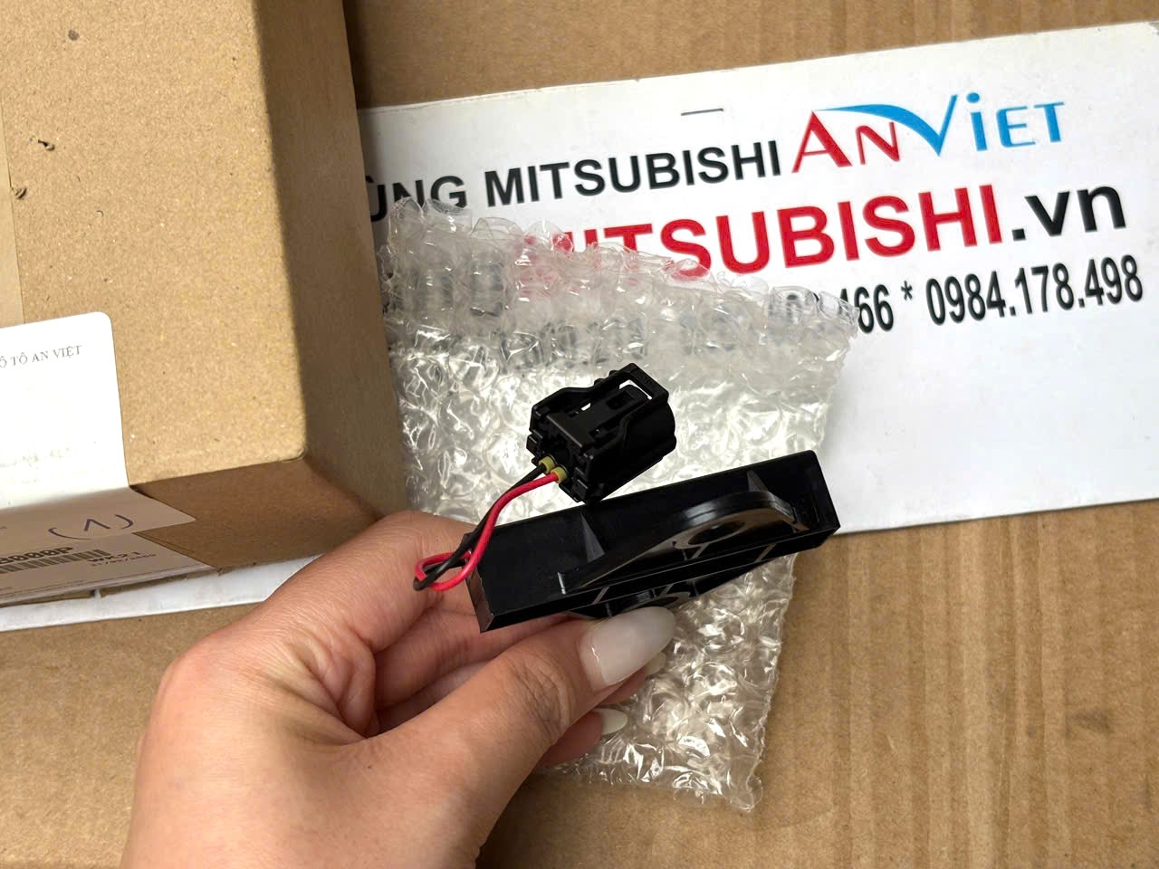 Ăng ten nhận t&iacute;n hiệu ch&igrave;a kh&oacute;a trong xe chỗ h&ocirc;ng sau Mitsubishi XForce 285E9B000P