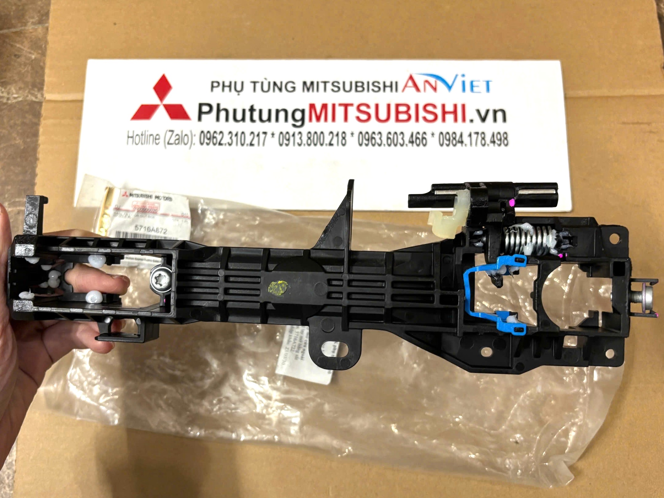 Xương tay mở cửa ngoài, Đế bắt tay mở cánh cửa Mitsubishi Destinator DST 5716A871 5716A872