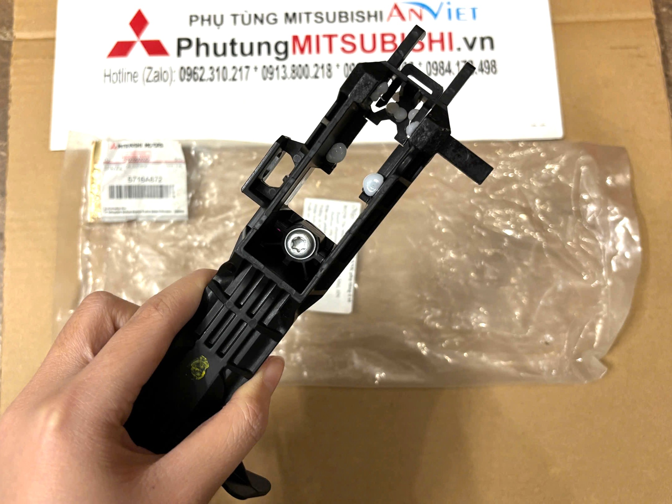 Xương tay mở cửa ngoài, Đế bắt tay mở cánh cửa Mitsubishi Destinator DST 5716A871 5716A872