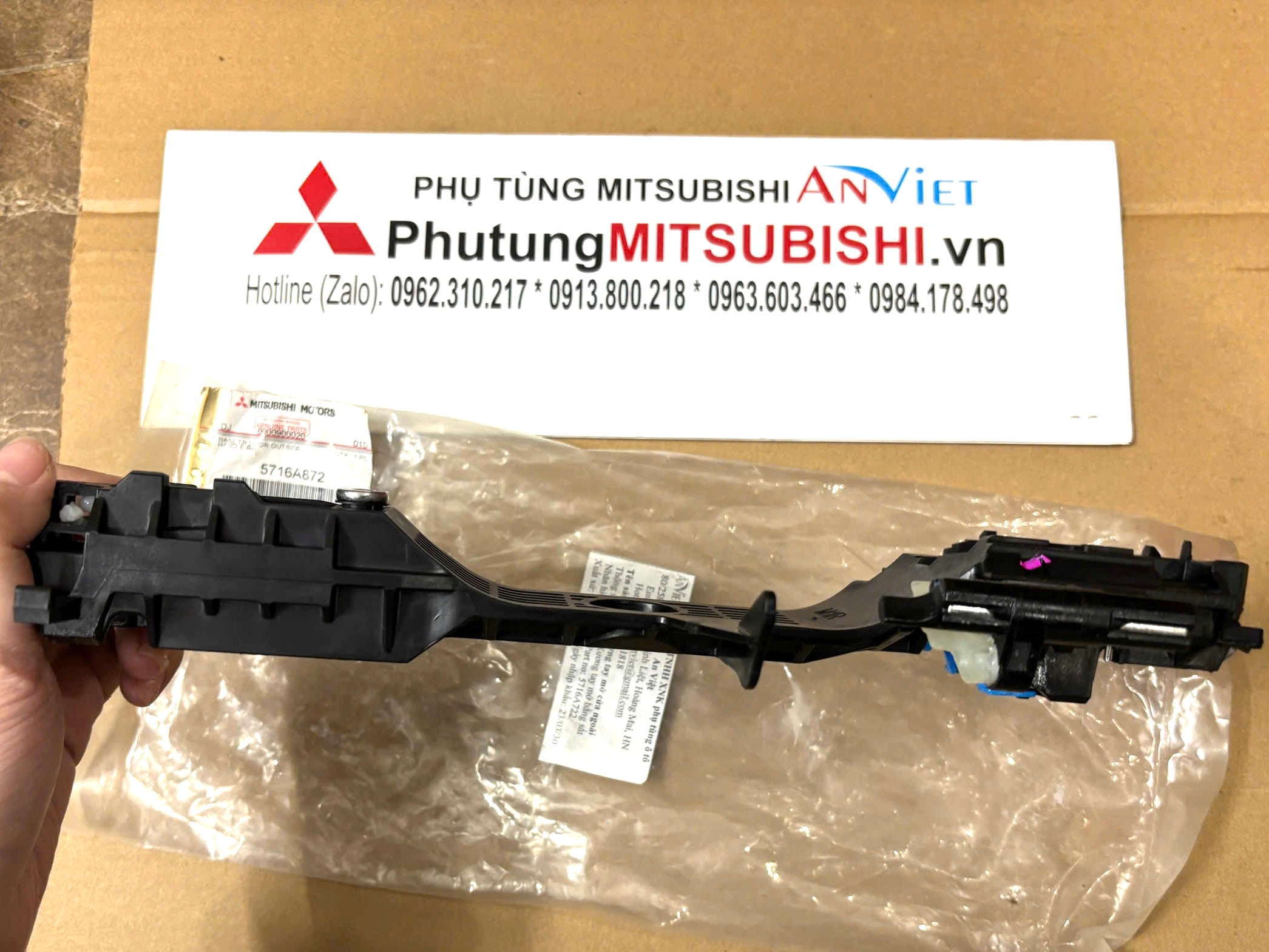 Xương tay mở cửa ngoài, Đế bắt tay mở cánh cửa Mitsubishi Destinator DST 5716A871 5716A872