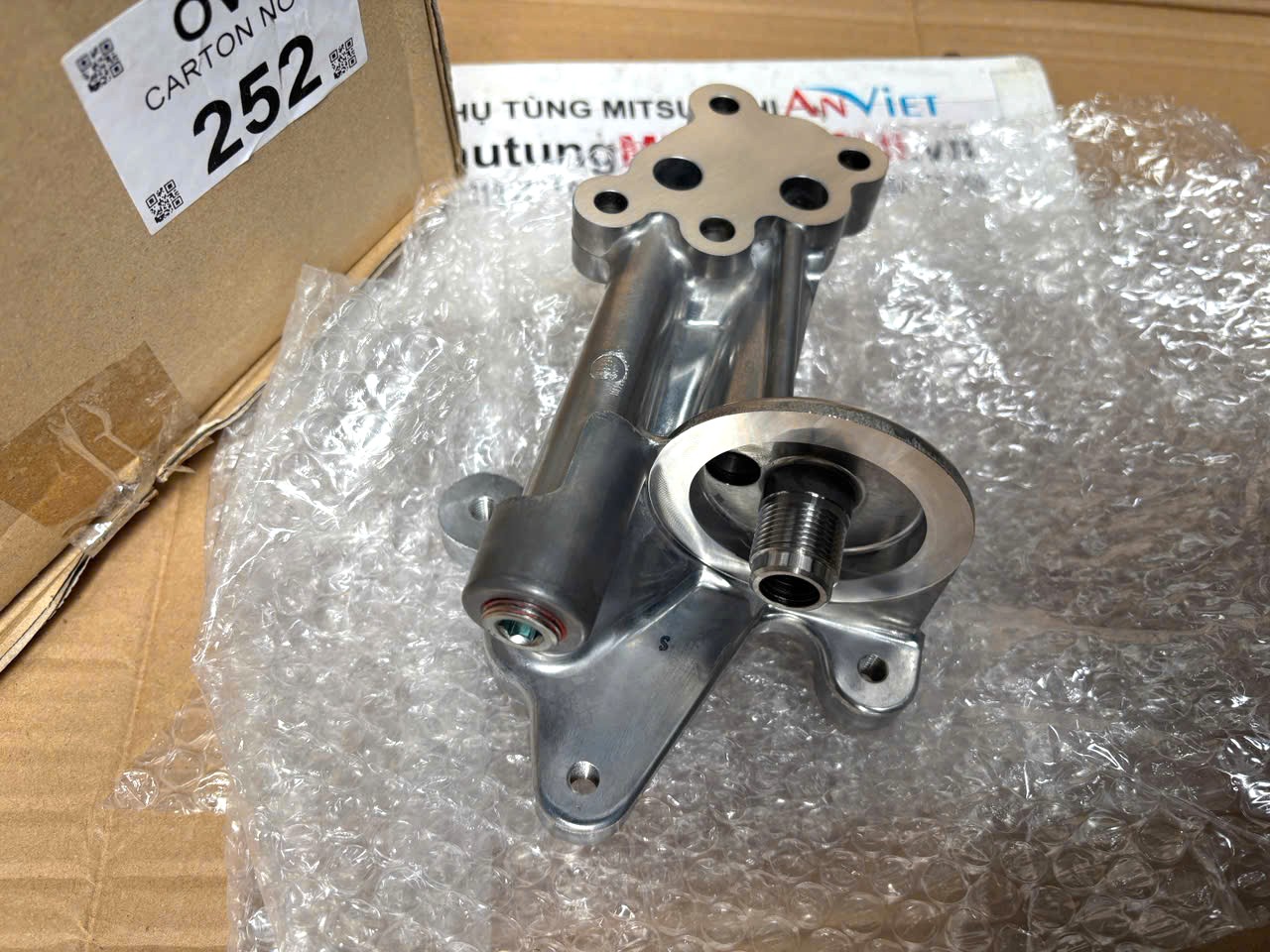 Đế bắt lọc nhớt, giá bắt cụm lọc dầu máy Mitsubishi Destinator DST 15238W000P