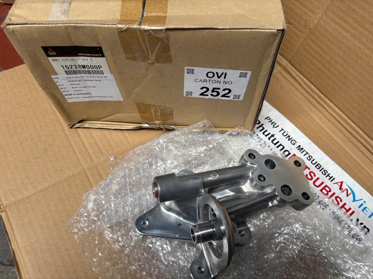 Đế bắt lọc nhớt, giá bắt cụm lọc dầu máy Mitsubishi Destinator DST 15238W000P