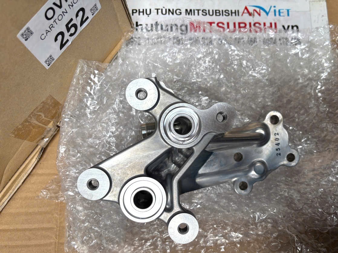 Đế bắt lọc nhớt, giá bắt cụm lọc dầu máy Mitsubishi Destinator DST 15238W000P