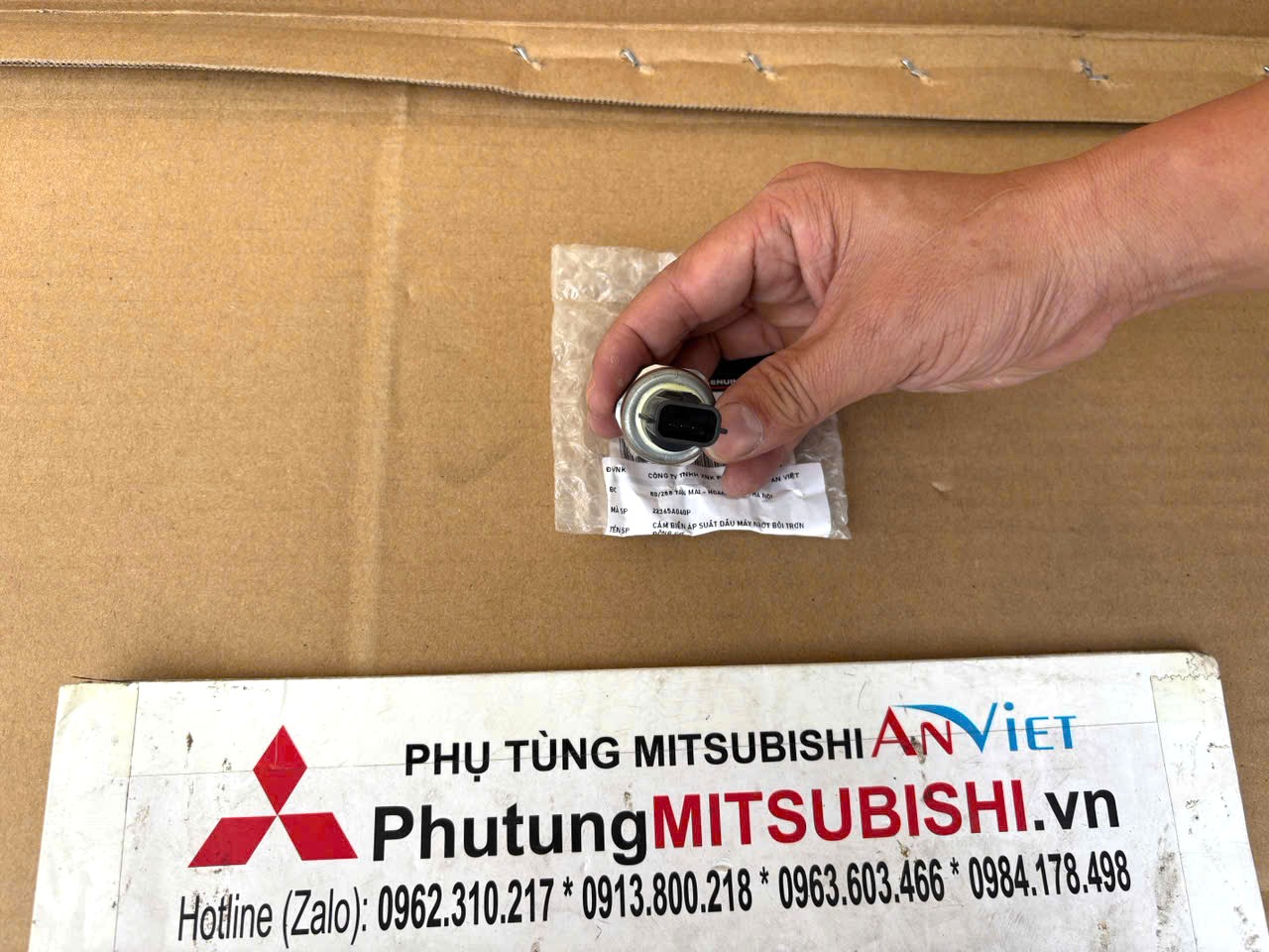 Cảm biến áp suất dầu máy nhớt bôi trơn động cơ Mitsubishi Destinator DST 22365A040P