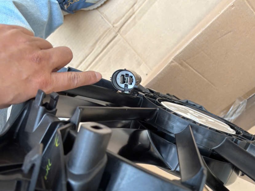 Cụm lồng quạt làm mát két nước Mitsubishi Destinator DST (gồm cánh quạt, mô tơ) 21580W230P