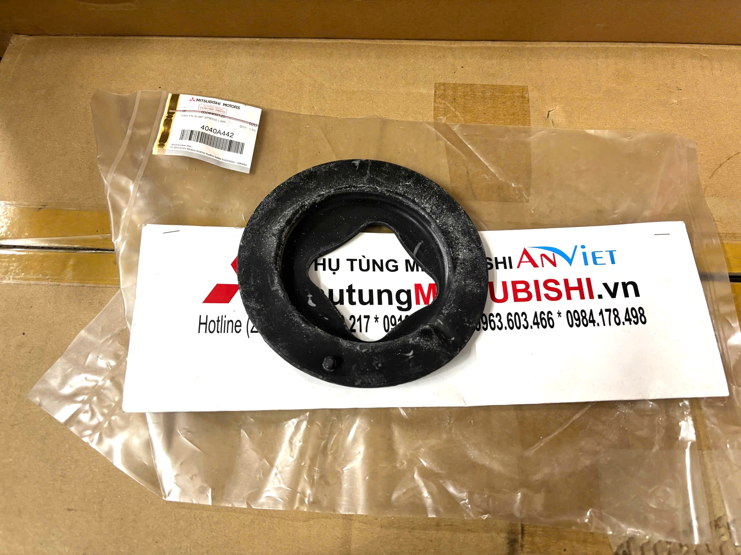 Cao su đỡ đệm l&ograve; xo giảm x&oacute;c trước ph&iacute;a dưới xe Mitsubishi Destinator DST 4040A442