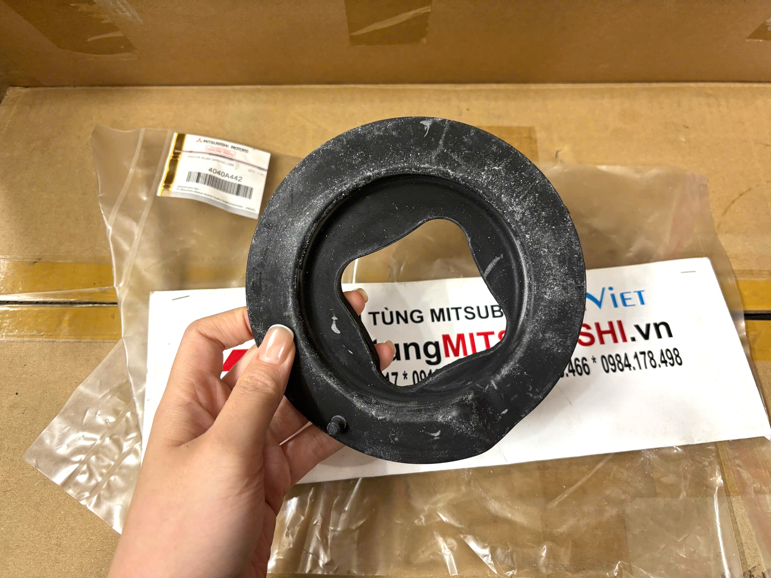 Cao su đỡ đệm lò xo giảm xóc trước phía dưới xe Mitsubishi Destinator DST 4040A442