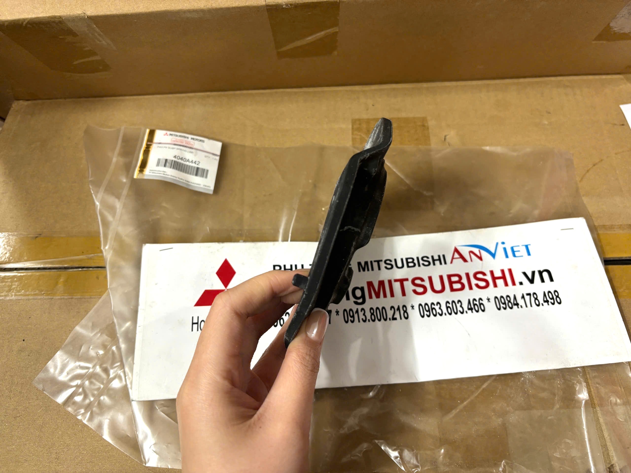 Cao su đỡ đệm lò xo giảm xóc trước phía dưới xe Mitsubishi Destinator DST 4040A442