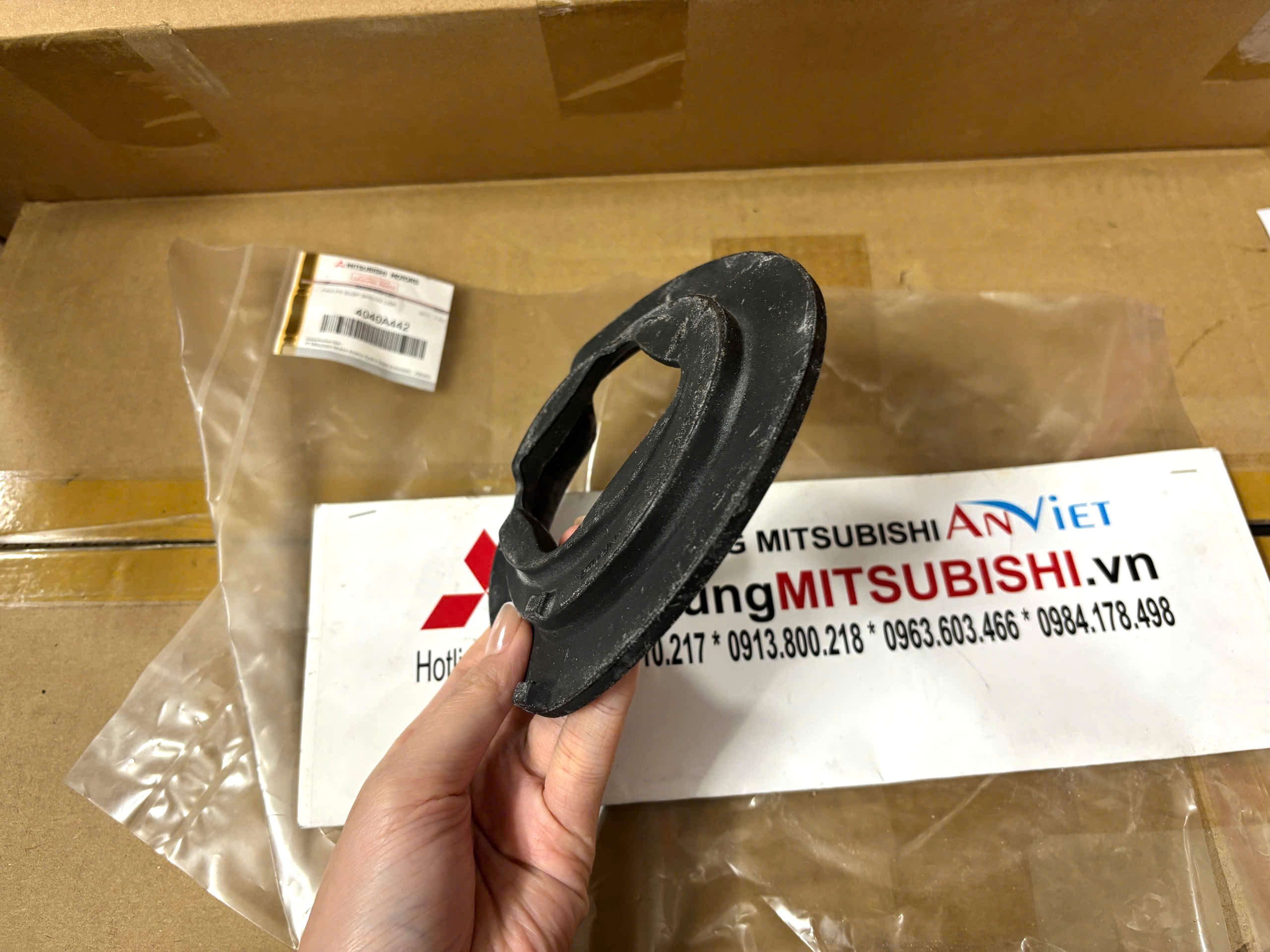 Cao su đỡ đệm lò xo giảm xóc trước phía dưới xe Mitsubishi Destinator DST 4040A442