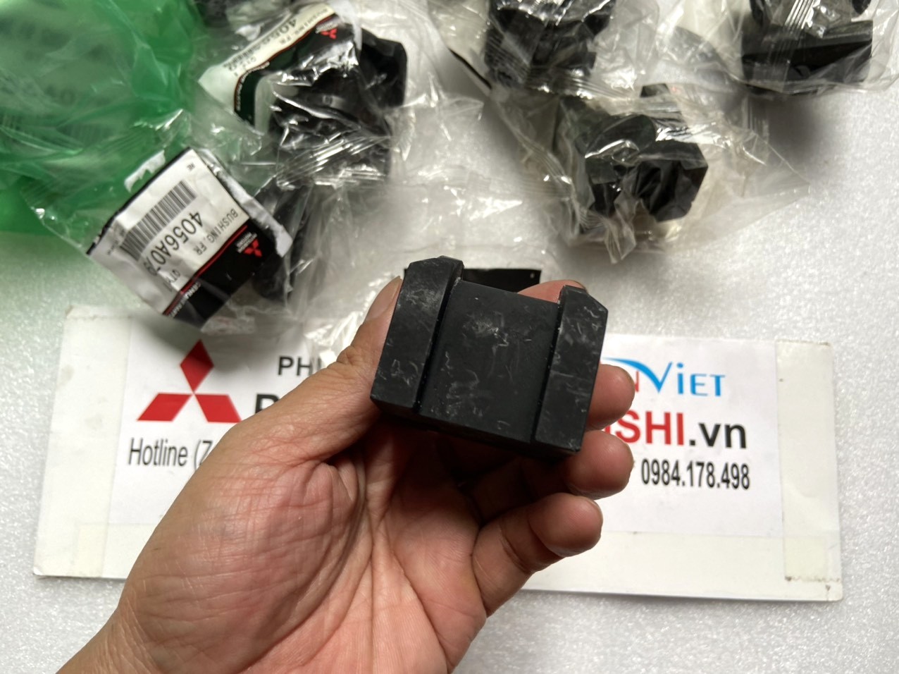 Cao su ốp cân bằng trước xe Mitsubishi Destinator DST 4056A079