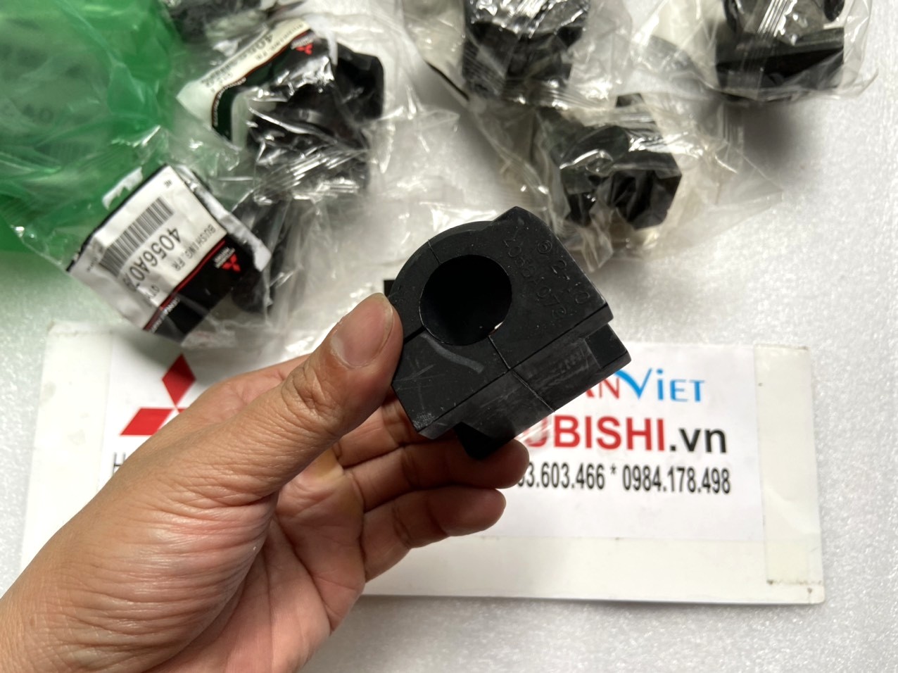 Cao su ốp cân bằng trước xe Mitsubishi Destinator DST 4056A079