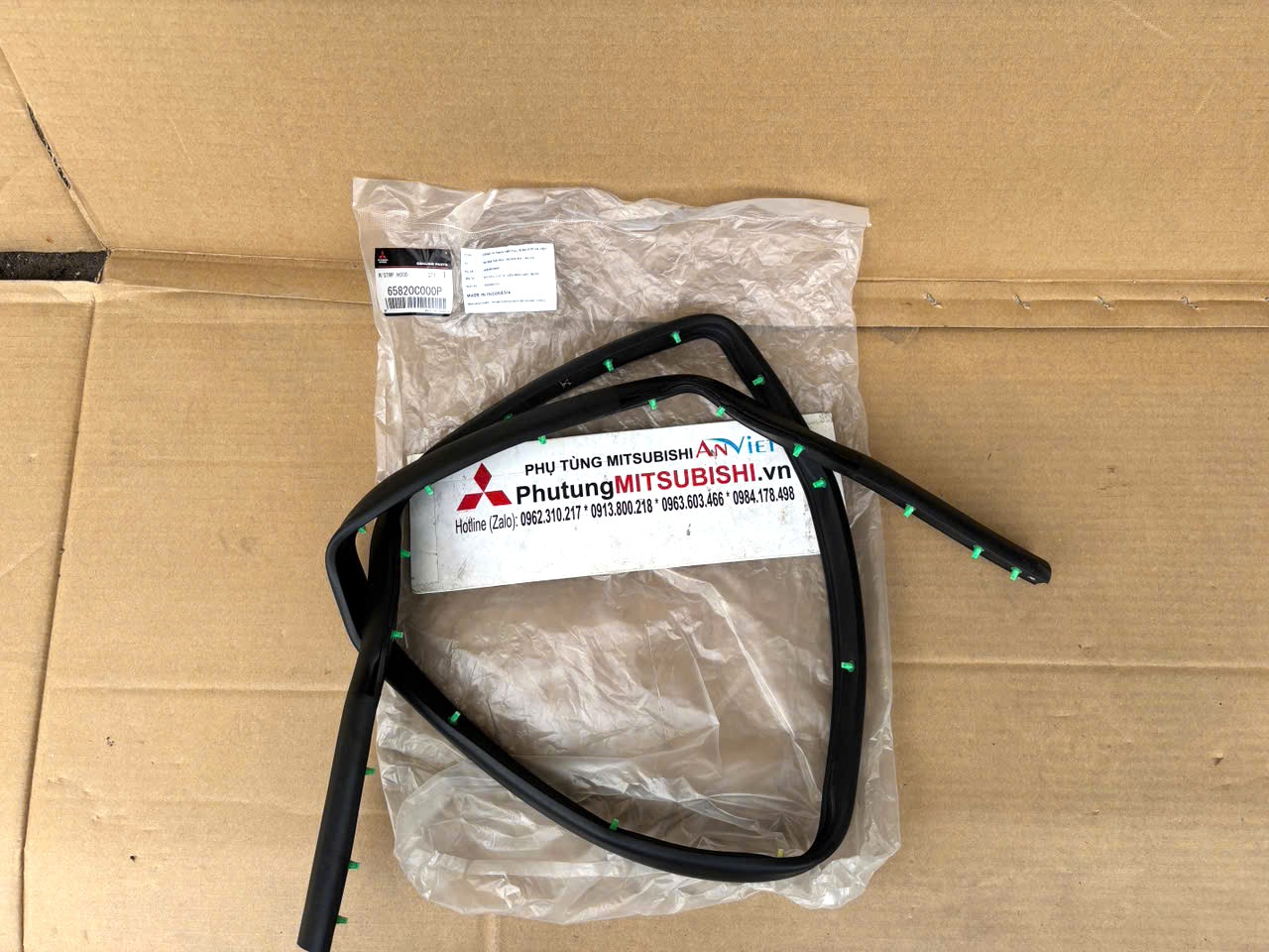 Gioăng cao su viền mép nắp capo trước Mitsubishi Destinator DST 65820C000P