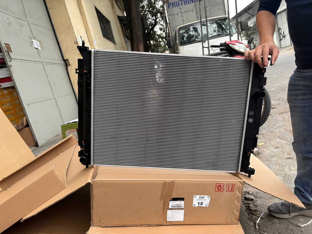 Két nước xe Mitsubishi Destinator 21410W450P