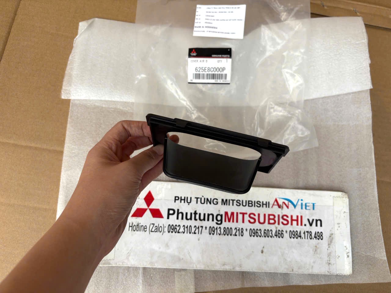 Miếng Nhựa lẻ che trên Hướng gió két nước trung tâm Mitsubishi Destinator DST 625E8C000P