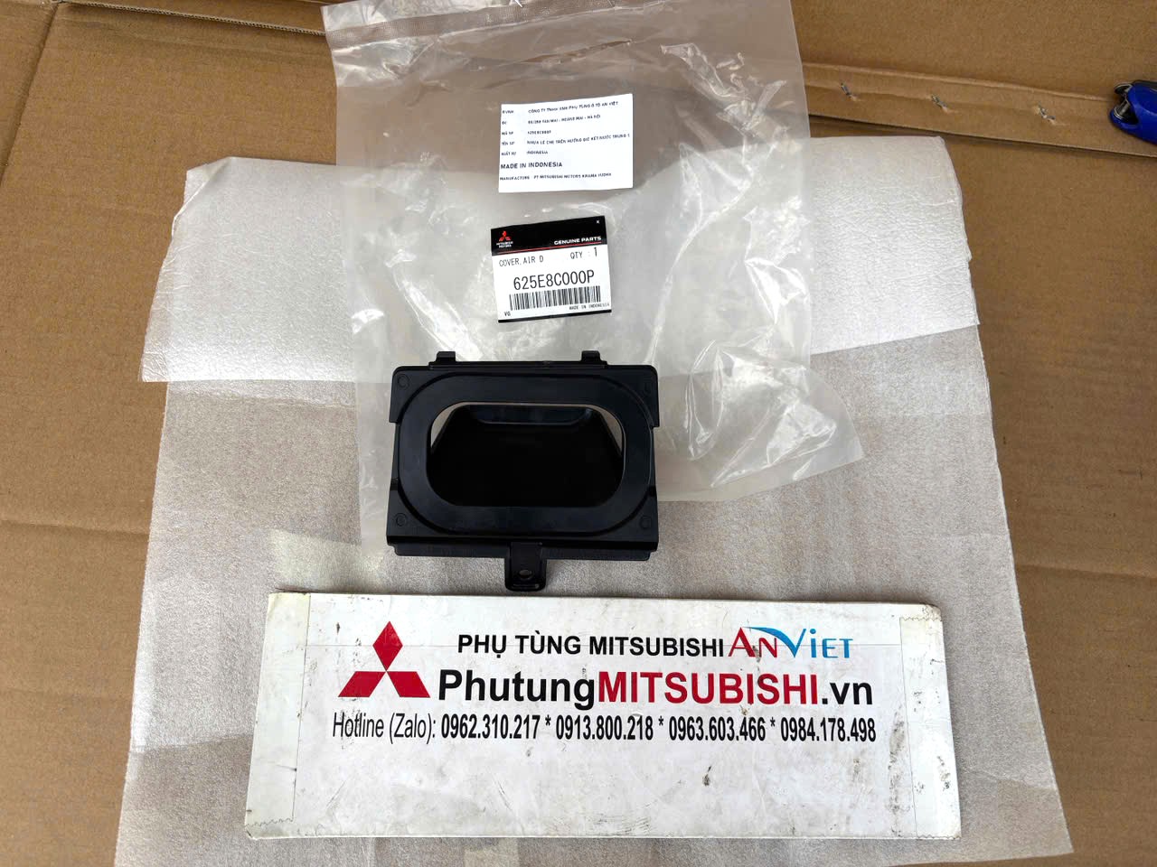 Miếng Nhựa lẻ che trên Hướng gió két nước trung tâm Mitsubishi Destinator DST 625E8C000P