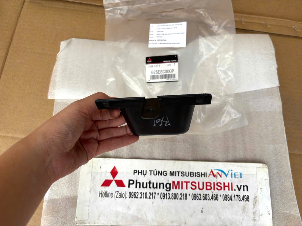 Miếng Nhựa lẻ che trên Hướng gió két nước trung tâm Mitsubishi Destinator DST 625E8C000P