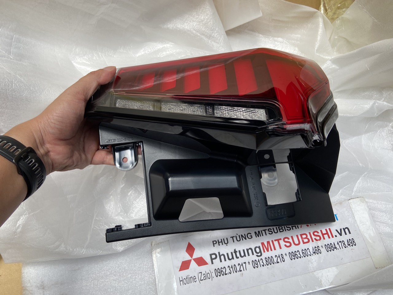 Đèn hậu miếng ngoài, đèn lái sau miếng trên hông Mitsubishi Destinator DST 26550C000P 26555C000P