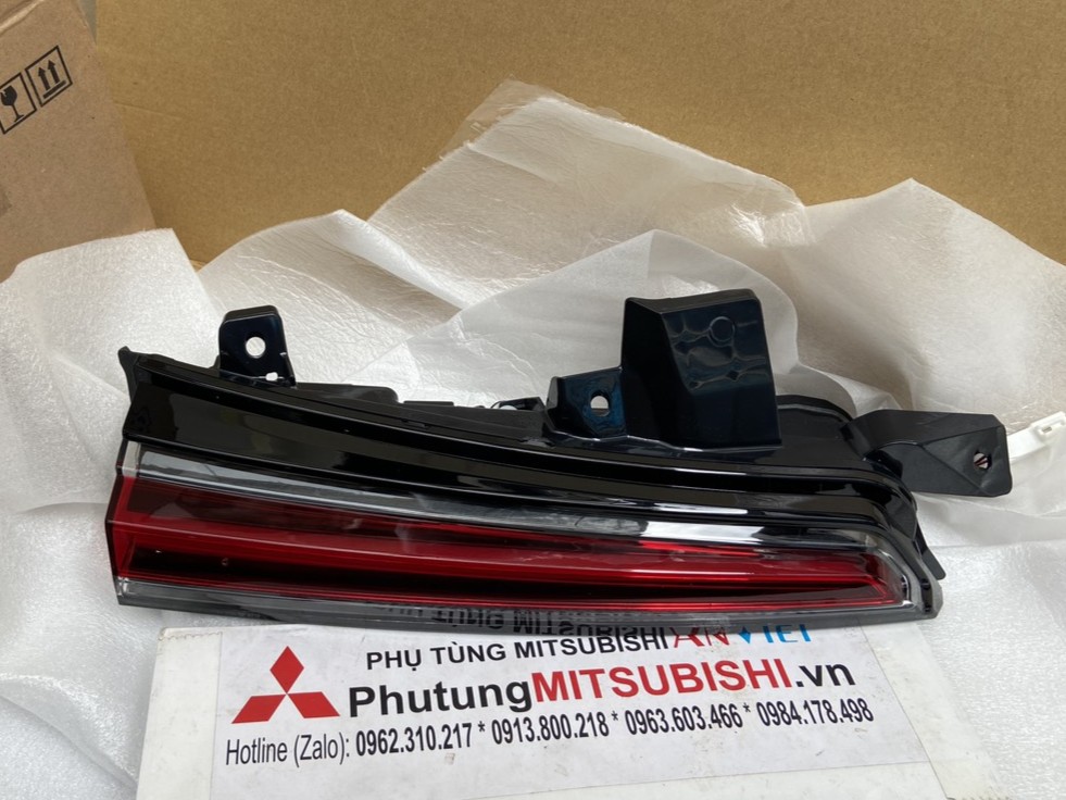 Đèn hậu miếng trong, đèn hậu trên cốp xe Mitsubishi Destinator DST 26550C010P 26555C010P