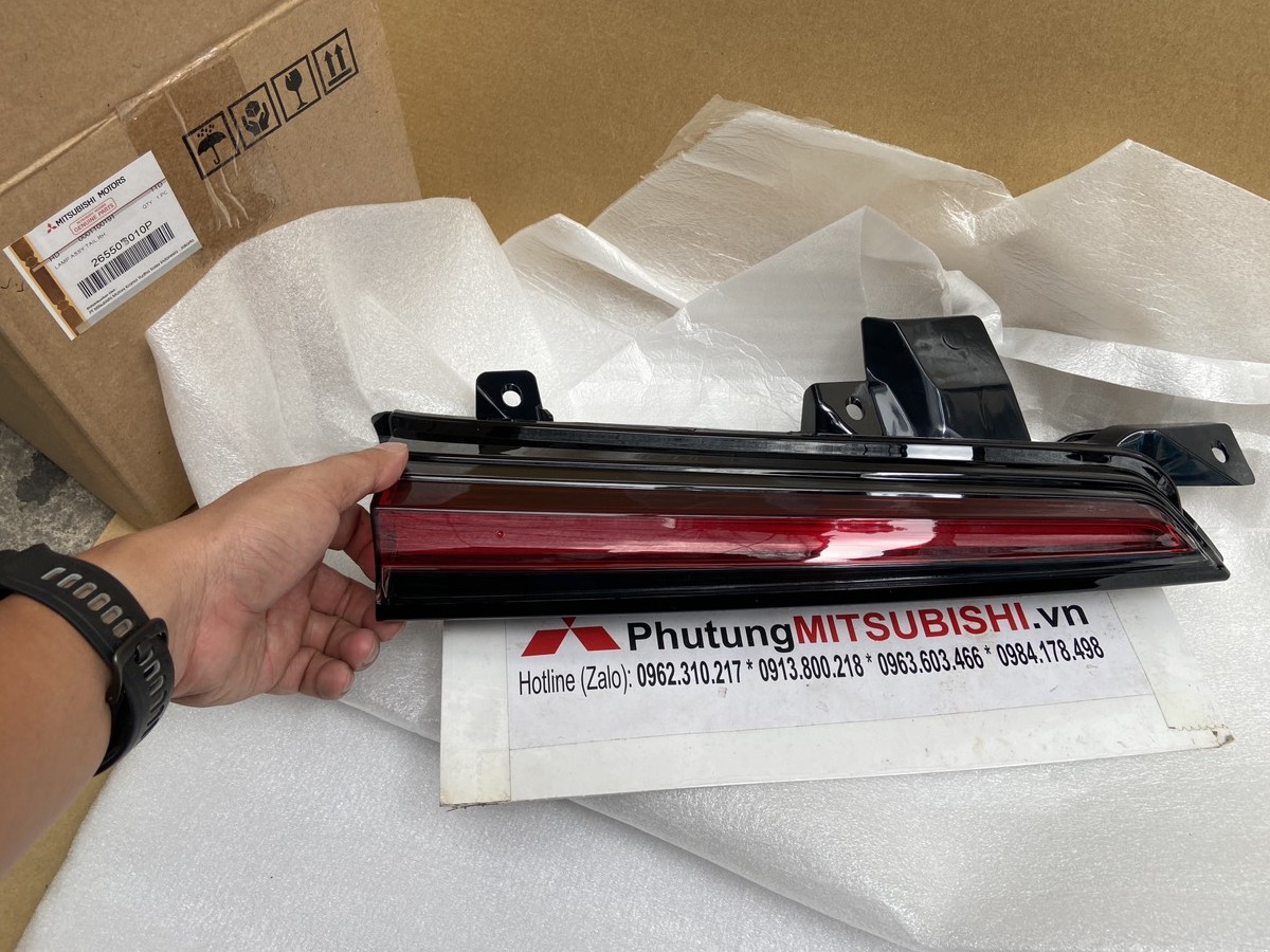 Đèn hậu miếng trong, đèn hậu trên cốp xe Mitsubishi Destinator DST 26550C010P 26555C010P