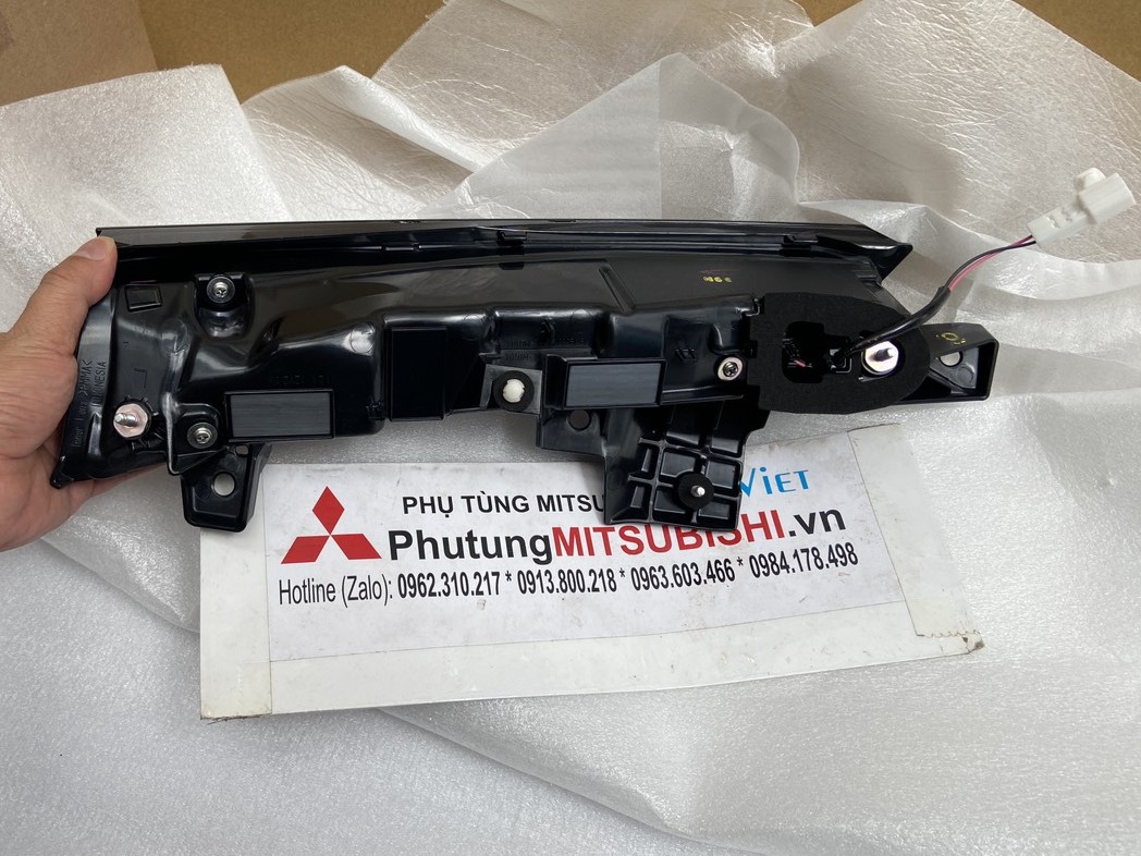 Đèn hậu miếng trong, đèn hậu trên cốp xe Mitsubishi Destinator DST 26550C010P 26555C010P