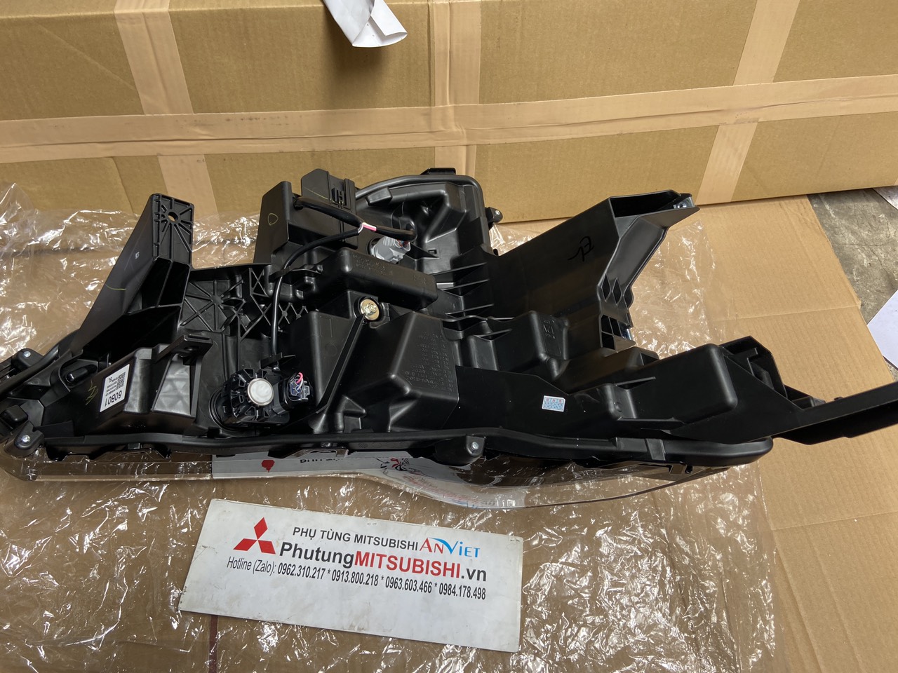 Đèn pha xe Mitsubishi Destinator DST 26060C000P 26010C000P