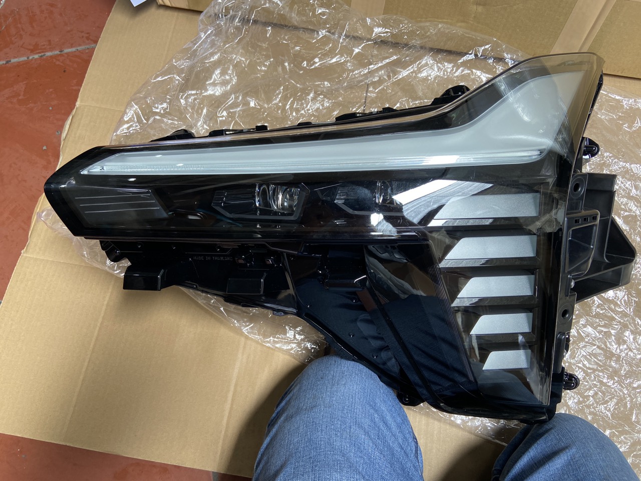 Đèn pha xe Mitsubishi Destinator DST 26060C000P 26010C000P