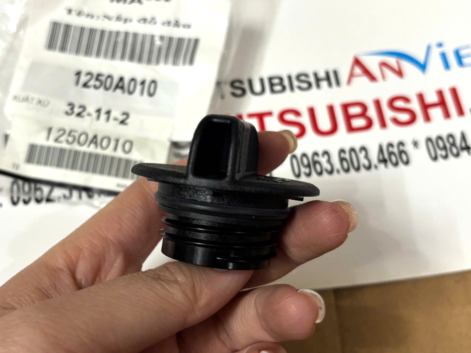 Nắp đổ dầu, nhớt động cơ xe Mitsubishi Destinator DST 1250A010