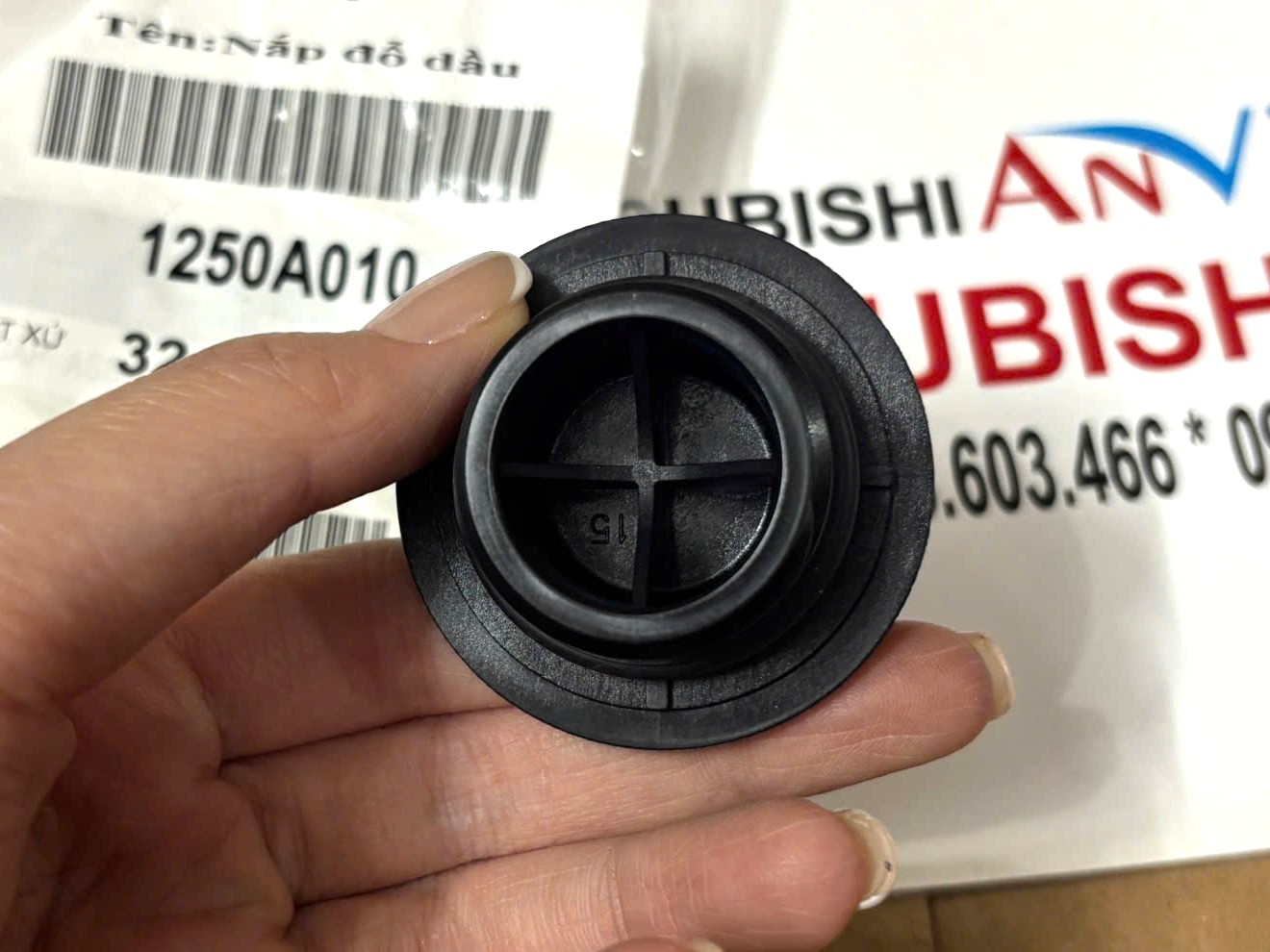 Nắp đổ dầu, nhớt động cơ xe Mitsubishi Destinator DST 1250A010