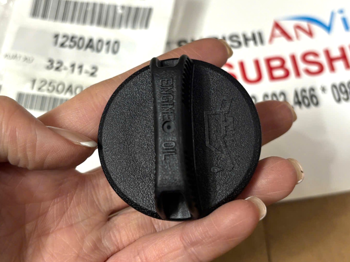 Nắp đổ dầu, nhớt động cơ xe Mitsubishi Destinator DST 1250A010