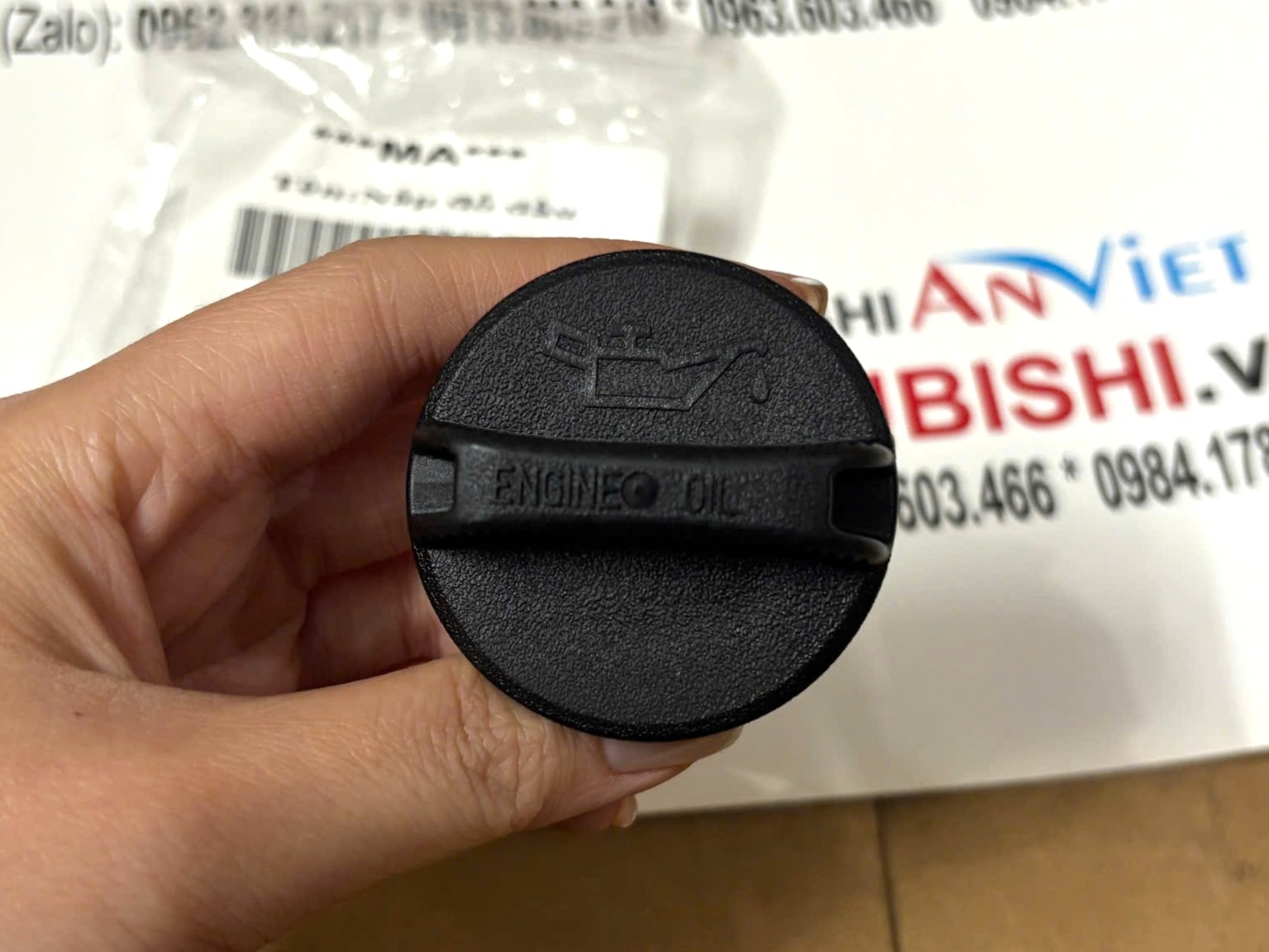 Nắp đổ dầu, nhớt động cơ xe Mitsubishi Destinator DST