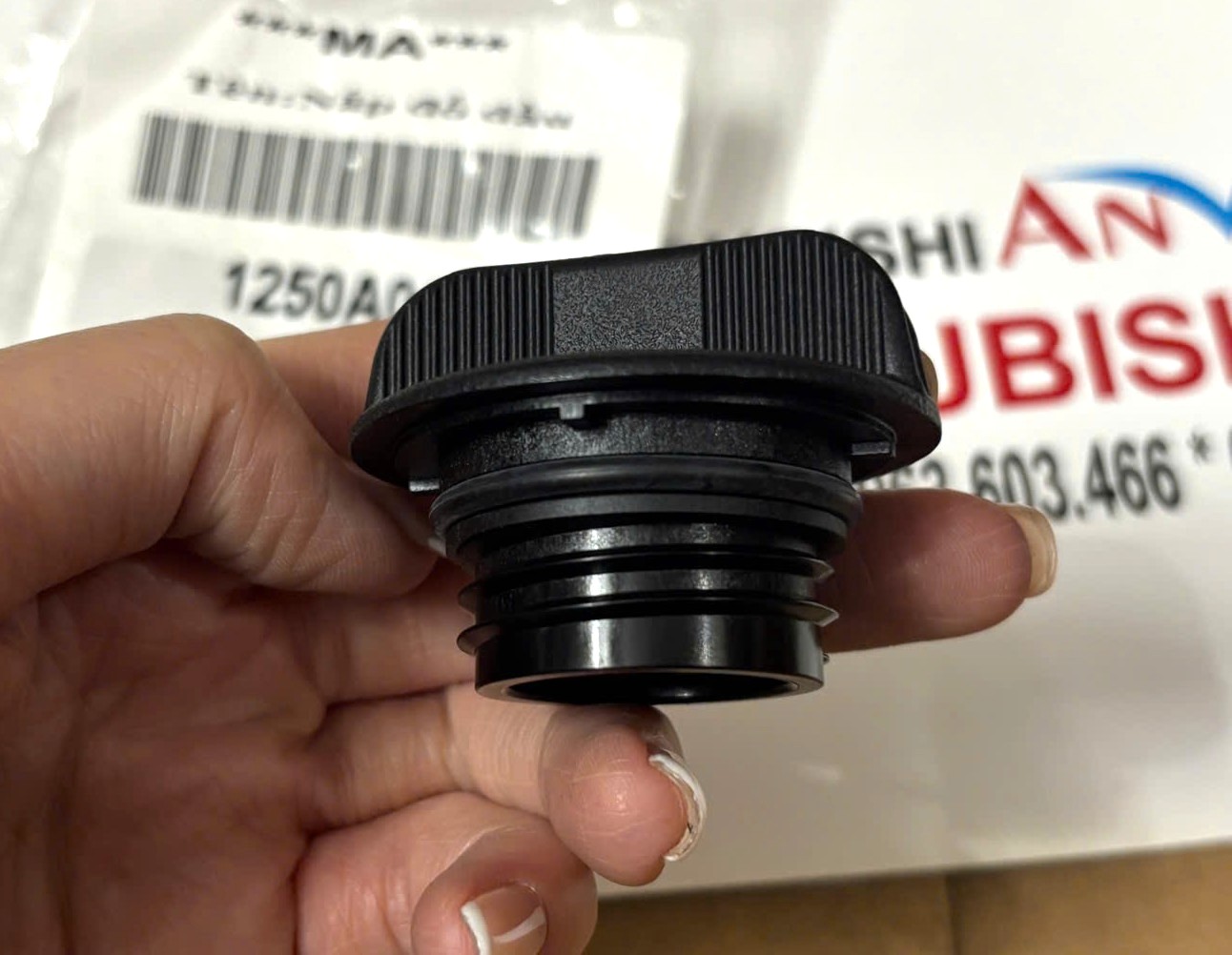 Nắp đổ dầu, nhớt động cơ xe Mitsubishi Destinator DST 1250A010