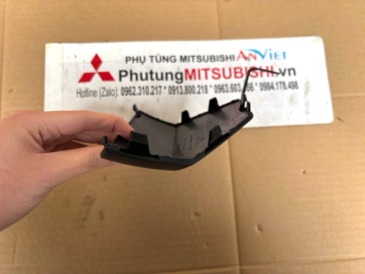 Nắp nhựa che móc cứu hộ Mitsubishi Destinator DST 51180C031P