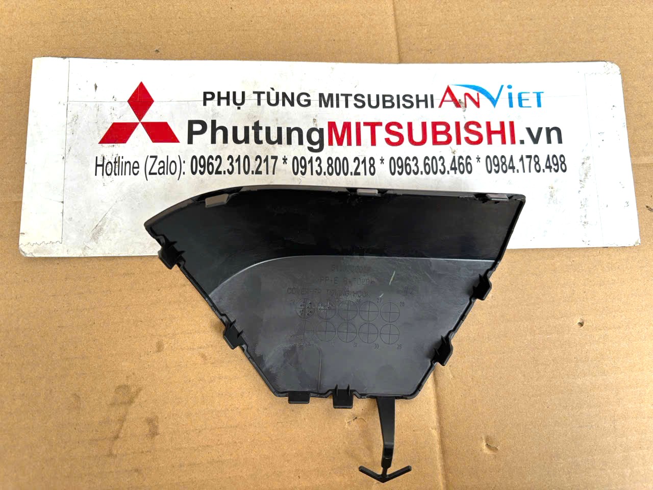 Nắp nhựa che móc cứu hộ Mitsubishi Destinator DST 51180C031P