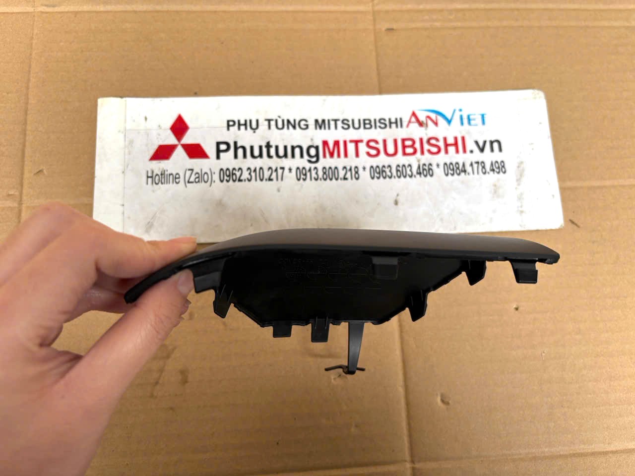 Nắp nhựa che móc cứu hộ Mitsubishi Destinator DST 51180C031P