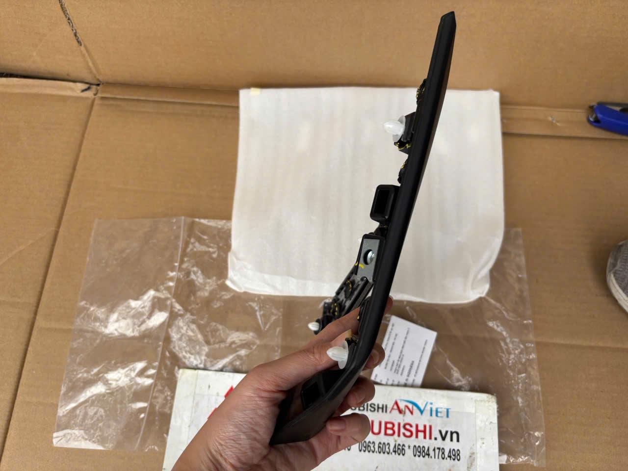 Nẹp nhựa đuôi kính hông Mitsubishi XForce 76939B010P 76938B010P