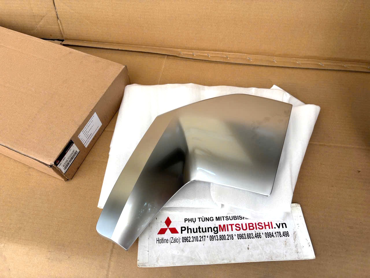 Ốp nhựa viền dưới đèn pha trang trí cản trước Mitsubishi Destinator DST 62086C000P 62087C000P