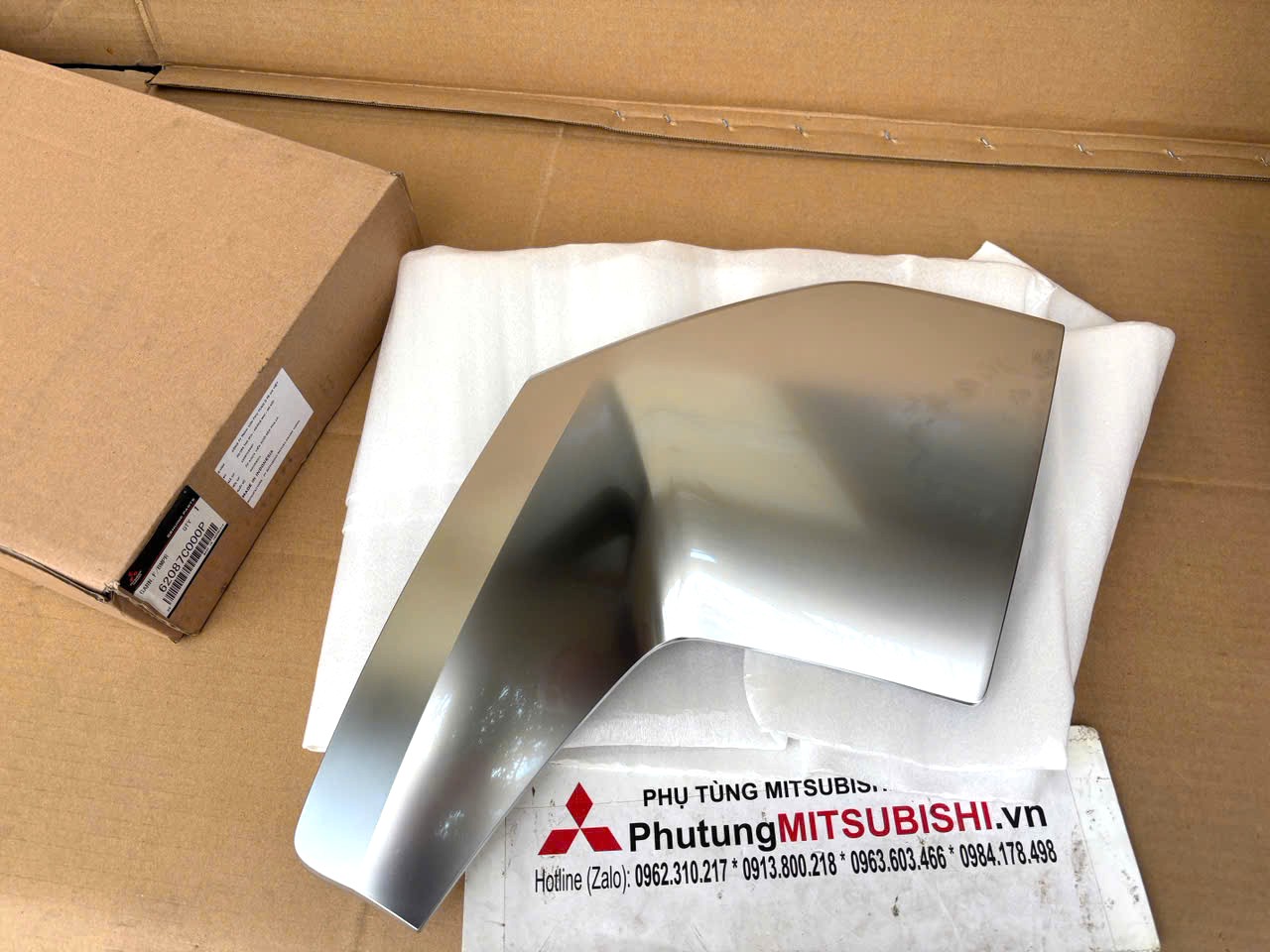 Ốp nhựa viền dưới đèn pha trang trí cản trước Mitsubishi Destinator DST 62086C000P 62087C000P