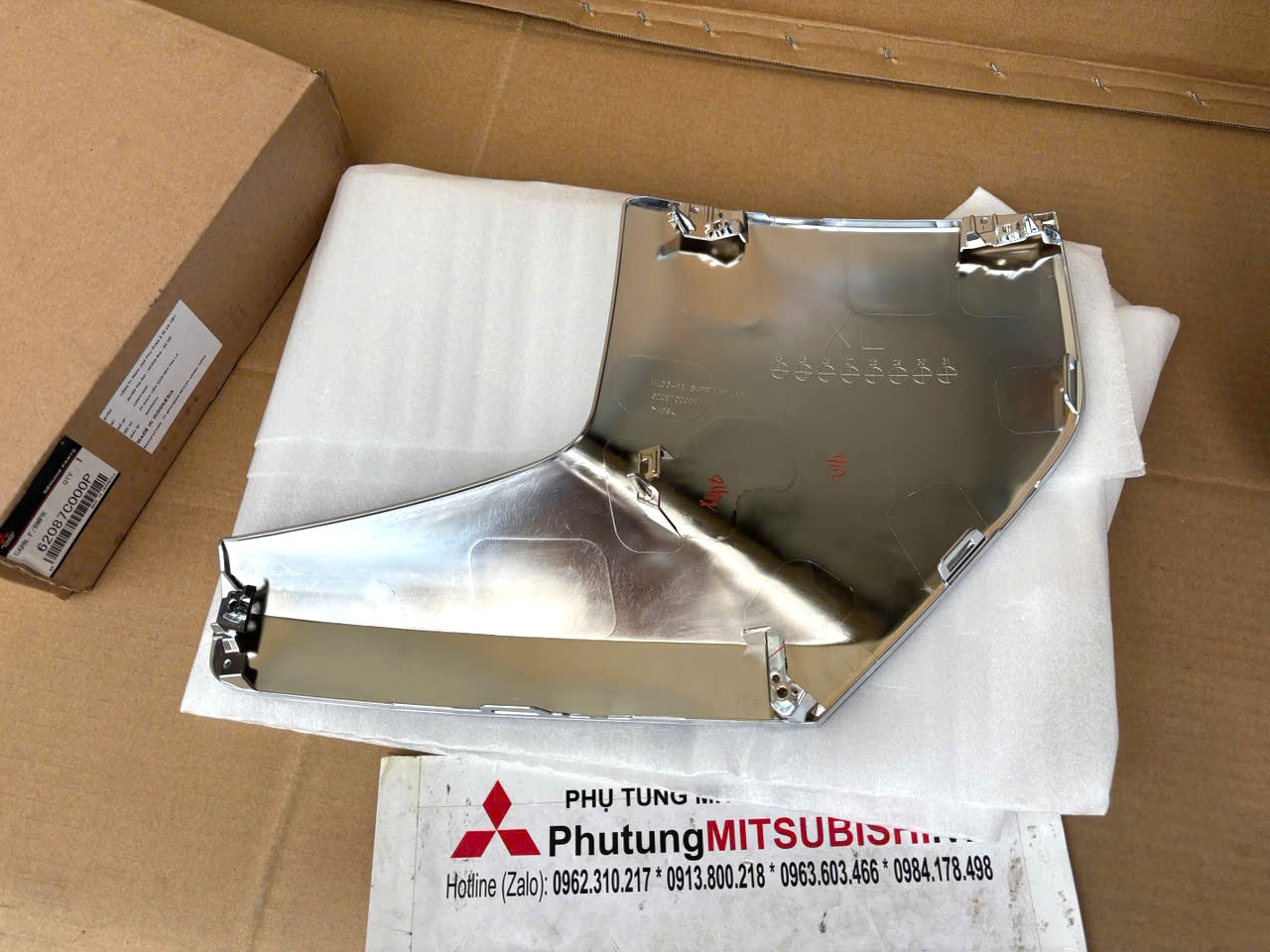 Ốp nhựa viền dưới đèn pha trang trí cản trước Mitsubishi Destinator DST 62086C000P 62087C000P