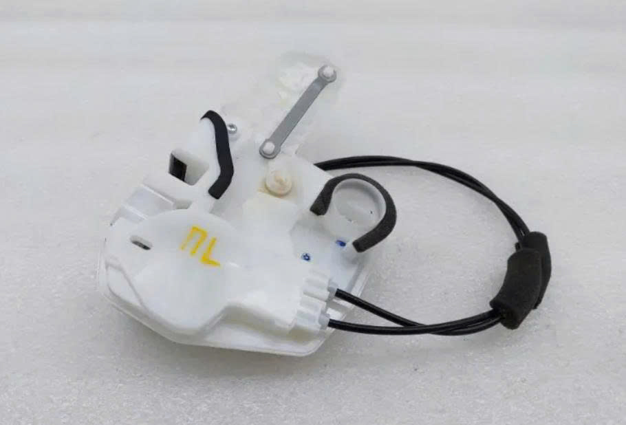 bãi 5715A775 Khóa ngậm cửa trước Lh Mitsubishi Outlander 5 giắc  - cơ cấu khóa cửa