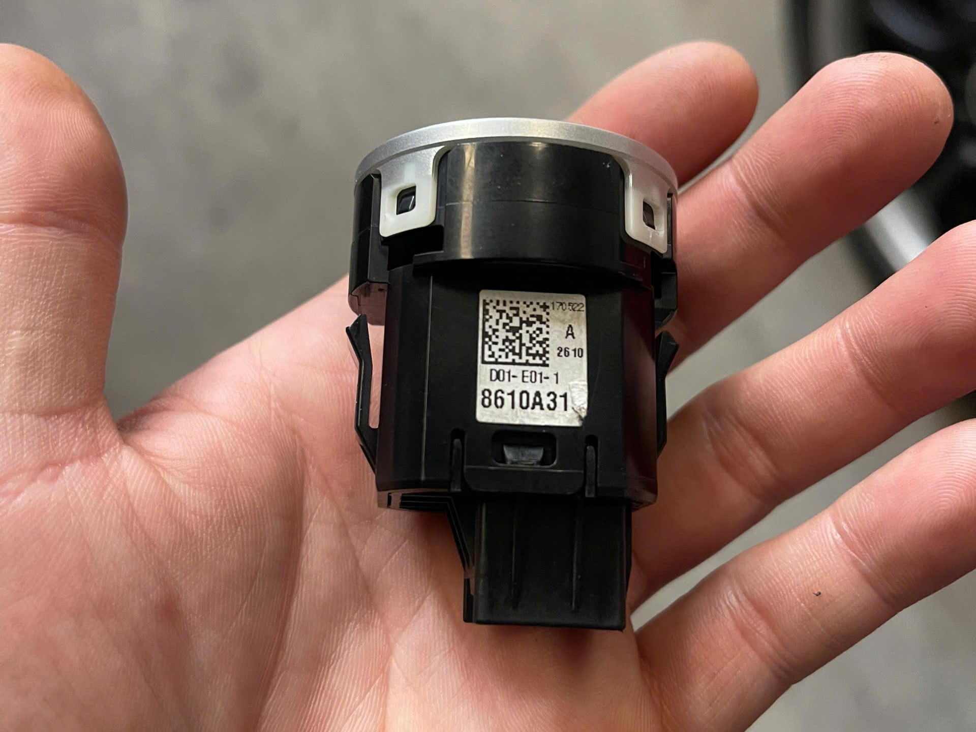 Công tắc start stop( Nút bấm ấn) Khởi động đề  tắt mở động cơ Xe Mitsubishi Mirage, Attrage , Outlander , Outlander Sport, Triton , Pajero Sport 8610A319 8610A130 8610A101 8610A269 8610A208 8610A150 8610A127V 